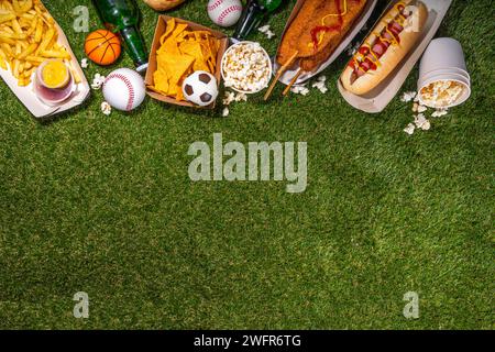 Traditionelles Sportstadionessen und Bierhintergrund, verschiedene Baseball-, Basketball-, Fußball-Fans und Stadion-Snacks, Chips, Saucen, Hot Dogs wi Stockfoto