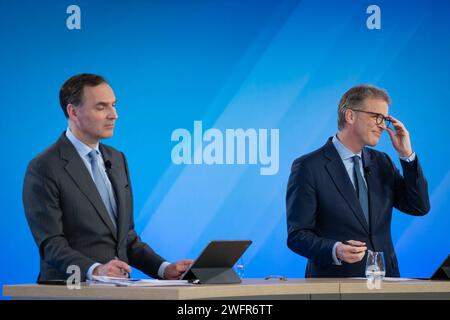 Deutsche Bank Jahresmedienkonferenz 2024 James von Moltke Strellvertretender Vorstandsvorsitzender und Finanzvorstand Deutsche Bank AG gemeinsam mit Christian Sewing Vorstandsvorsitzender Deutsche Bank AG bei der Jahresmedienkonferenz 2024 der Deutschen Bank in Frankfurt, Frankfurt, Frankfurt, 01.02.2024 Frankfurt Hessen Deutschland *** Deutsche Bank Annual Media Conference 2024 James von Moltke Strell Stellvertretender CEO und CFO Deutsche Bank AG zusammen mit Christian Sewing CEO Deutsche Bank AG auf der Annual Media Conference 2024 der Deutschen Bank in Frankfurt, Frankfurt, 01 02 2024 Frankfurt Hessen Deutschland Stockfoto