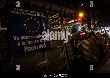 Nicolas Landemard/Le Pictorium - Zugmaschinen kommen zur Demonstration der Landwirte in Brüssel an - 31/01/2024 - Belgien/Brüssel/Brüssel - am Abend und in der Nacht kamen mehrere Dutzend Zugmaschinen in die belgische Hauptstadt vor der für den 1. Februar geplanten Demonstration vor den europäischen Institutionen während des Europäischen Gipfels an. Seit einigen Tagen hören die Landwirte in verschiedenen europäischen Ländern, darunter Belgien, ihre Stimme. Es gibt viele Gründe für diese seit langem andauernde Krise. Die Hunderte von Landwirten, die sich im europäischen Viertel versammelt haben, beabsichtigen, den Druck aufrecht zu erhalten Stockfoto