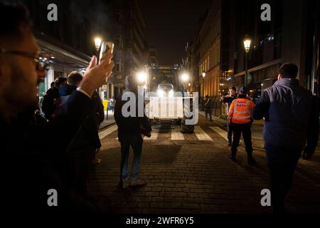 Nicolas Landemard/Le Pictorium - Zugmaschinen kommen zur Demonstration der Landwirte in Brüssel an - 31/01/2024 - Belgien/Brüssel/Brüssel - am Abend und in der Nacht kamen mehrere Dutzend Zugmaschinen in die belgische Hauptstadt vor der für den 1. Februar geplanten Demonstration vor den europäischen Institutionen während des Europäischen Gipfels an. Seit einigen Tagen hören die Landwirte in verschiedenen europäischen Ländern, darunter Belgien, ihre Stimme. Es gibt viele Gründe für diese seit langem andauernde Krise. Die Hunderte von Landwirten, die sich im europäischen Viertel versammelt haben, beabsichtigen, den Druck aufrecht zu erhalten Stockfoto