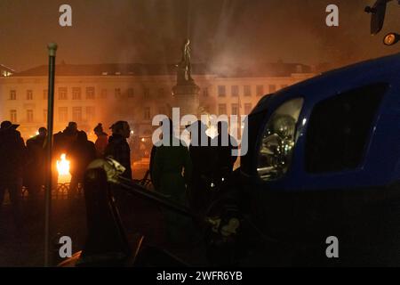 Nicolas Landemard/Le Pictorium - Zugmaschinen kommen zur Demonstration der Landwirte in Brüssel an - 01/02/2024 - Belgien/Brüssel/Brüssel - am Abend und in der Nacht kamen mehrere Dutzend Zugmaschinen in die belgische Hauptstadt vor der für den 1. Februar geplanten Demonstration vor den europäischen Institutionen während des Europäischen Gipfels an. Seit einigen Tagen hören die Landwirte in verschiedenen europäischen Ländern, darunter Belgien, ihre Stimme. Es gibt viele Gründe für diese seit langem andauernde Krise. Die Hunderte von Landwirten, die sich im europäischen Viertel versammelt haben, beabsichtigen, den Druck aufrecht zu erhalten Stockfoto