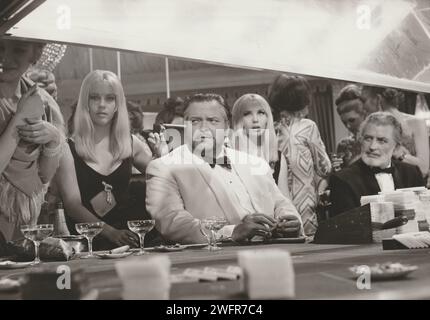 Casino Royale David Niven Agent James Bond in der wilden psychedelischen Spoof. Mit Peter Sellers, Ursula Andress und Orson Welles Stockfoto
