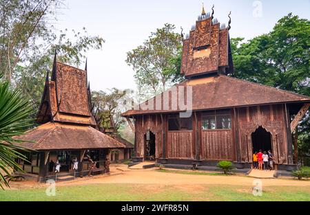 Chiang Rai, Thailand-März 31 2023: Auf einem weitläufigen, exquisiten Gelände, einer Sammlung dunkler und schwarzer Holzstrukturen und Artefakte, mit Werken von T Stockfoto