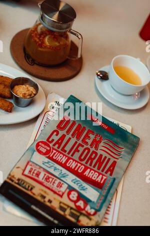 Sanddorntee und kalifornische Gerichte in einem Restaurant Stockfoto