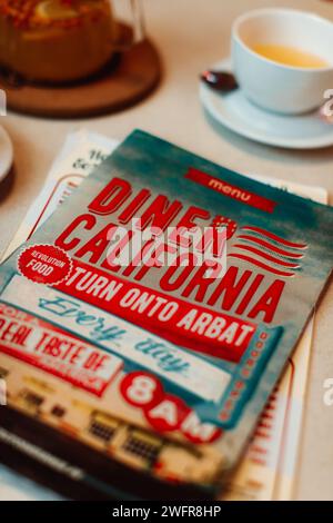 Sanddorntee und kalifornische Gerichte in einem Restaurant Stockfoto