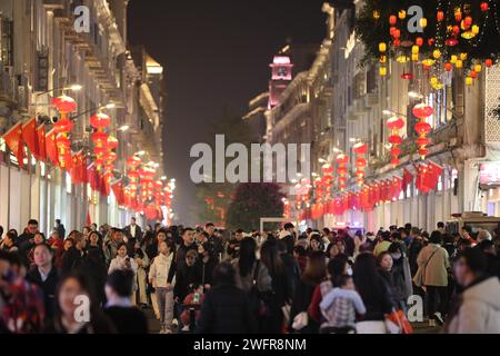 Rote Laternen und Lichter schaffen eine festliche Atmosphäre in Xiamen City, südöstlicher chinesischer Provinz Fujian, 29. Januar 2024. Stockfoto
