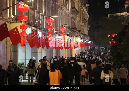 Rote Laternen und Lichter schaffen eine festliche Atmosphäre in Xiamen City, südöstlicher chinesischer Provinz Fujian, 29. Januar 2024. Stockfoto