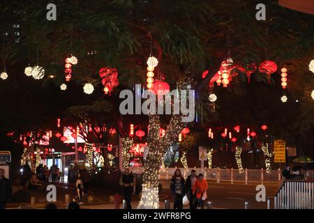 Rote Laternen und Lichter schaffen eine festliche Atmosphäre in Xiamen City, südöstlicher chinesischer Provinz Fujian, 29. Januar 2024. Stockfoto
