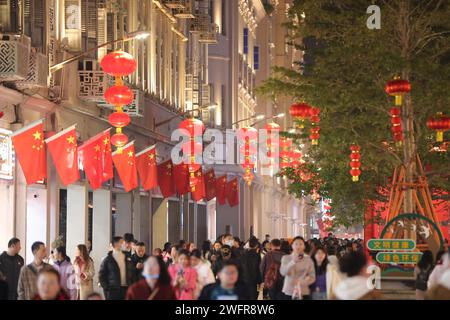 Rote Laternen und Lichter schaffen eine festliche Atmosphäre in Xiamen City, südöstlicher chinesischer Provinz Fujian, 29. Januar 2024. Stockfoto