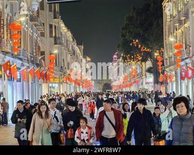 Rote Laternen und Lichter schaffen eine festliche Atmosphäre in Xiamen City, südöstlicher chinesischer Provinz Fujian, 29. Januar 2024. Stockfoto