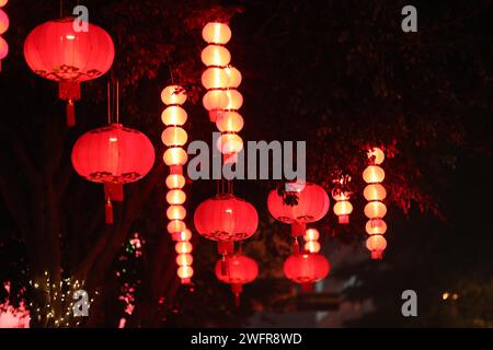 Rote Laternen und Lichter schaffen eine festliche Atmosphäre in Xiamen City, südöstlicher chinesischer Provinz Fujian, 29. Januar 2024. Stockfoto