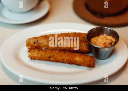 Frittierte Käsestäbchen mit Mayonnaise-Creme. Schneller und leckerer Snack Stockfoto