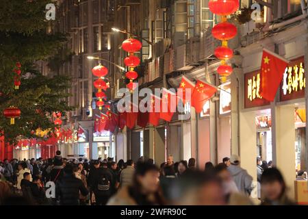 Rote Laternen und Lichter schaffen eine festliche Atmosphäre in Xiamen City, südöstlicher chinesischer Provinz Fujian, 29. Januar 2024. Stockfoto