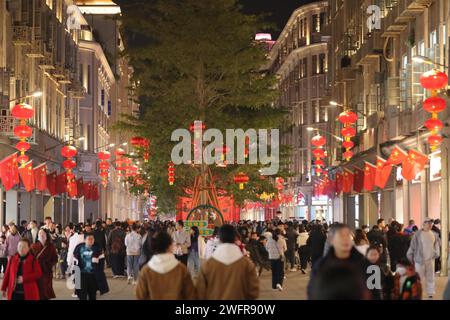 Rote Laternen und Lichter schaffen eine festliche Atmosphäre in Xiamen City, südöstlicher chinesischer Provinz Fujian, 29. Januar 2024. Stockfoto
