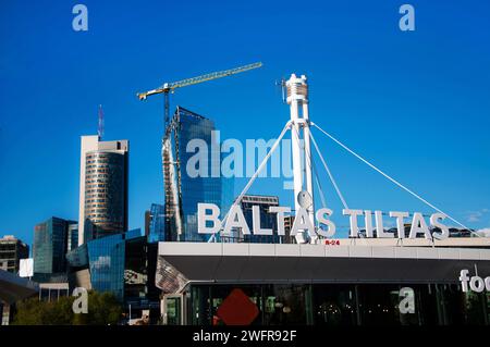 Blick auf moderne Glashochhäuser von der Weißen Brücke über den Neris in Vilnius, Litauen. Sonniger Sommertag, klarer blauer Himmel Stockfoto