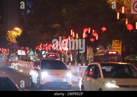 Rote Laternen und Lichter schaffen eine festliche Atmosphäre in Xiamen City, südöstlicher chinesischer Provinz Fujian, 29. Januar 2024. Stockfoto