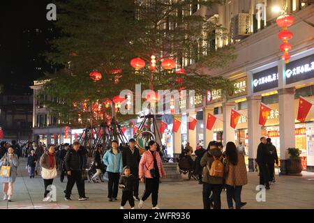 Rote Laternen und Lichter schaffen eine festliche Atmosphäre in Xiamen City, südöstlicher chinesischer Provinz Fujian, 29. Januar 2024. Stockfoto