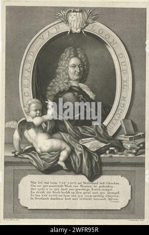 Porträt von Gerard van Loon, Jacob Houbraken, nach Frans van Mieris, 1723–1732 Druckbüste rechts von Gerard van Loon im Alter von 40 Jahren in einem Oval mit Grenzschrift und einer Waffe oben. Das Porträt ruht auf einem Sockel mit einer Kartusche mit einer sechszeiligen Verse in Niederländisch. Links auf dem Sockel neben dem Porträt ein Putto, der einen Vorhang offen hält, rechts ein Buch, eine Öllampe und Münzen. Amsterdamer Papierstich Cupids: 'Amores', 'Amoretti', 'Putti' Stockfoto