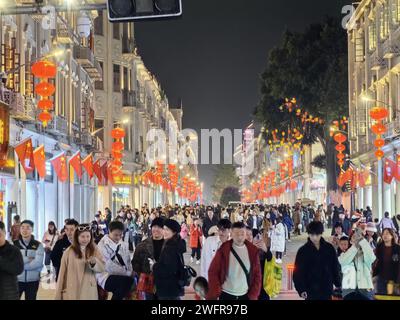 Rote Laternen und Lichter schaffen eine festliche Atmosphäre in Xiamen City, südöstlicher chinesischer Provinz Fujian, 29. Januar 2024. Stockfoto
