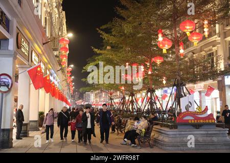 Rote Laternen und Lichter schaffen eine festliche Atmosphäre in Xiamen City, südöstlicher chinesischer Provinz Fujian, 29. Januar 2024. Stockfoto