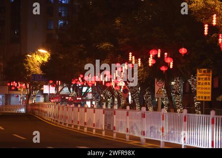 Rote Laternen und Lichter schaffen eine festliche Atmosphäre in Xiamen City, südöstlicher chinesischer Provinz Fujian, 29. Januar 2024. Stockfoto