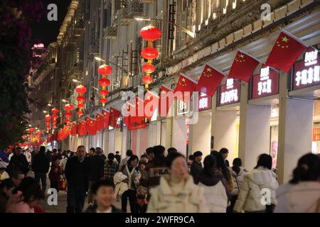 Rote Laternen und Lichter schaffen eine festliche Atmosphäre in Xiamen City, südöstlicher chinesischer Provinz Fujian, 29. Januar 2024. Stockfoto