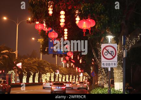Rote Laternen und Lichter schaffen eine festliche Atmosphäre in Xiamen City, südöstlicher chinesischer Provinz Fujian, 29. Januar 2024. Stockfoto