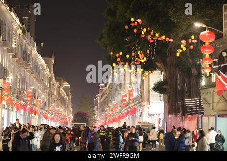 Rote Laternen und Lichter schaffen eine festliche Atmosphäre in Xiamen City, südöstlicher chinesischer Provinz Fujian, 29. Januar 2024. Stockfoto