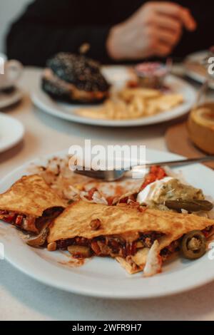 Berühmtes mexikanisches Essen Quesadilla mit Huhn und Käse und Jalapeno-Pfeffer Stockfoto