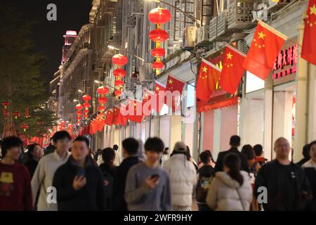 Rote Laternen und Lichter schaffen eine festliche Atmosphäre in Xiamen City, südöstlicher chinesischer Provinz Fujian, 29. Januar 2024. Stockfoto