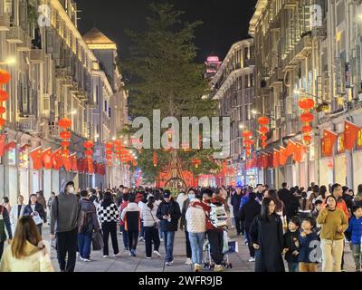 Rote Laternen und Lichter schaffen eine festliche Atmosphäre in Xiamen City, südöstlicher chinesischer Provinz Fujian, 29. Januar 2024. Stockfoto