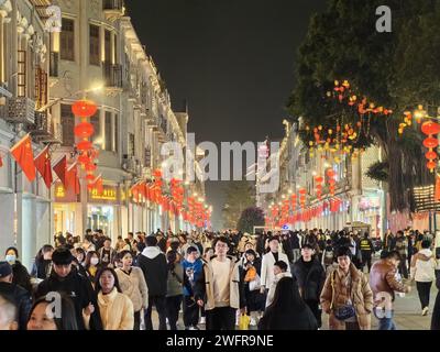 Rote Laternen und Lichter schaffen eine festliche Atmosphäre in Xiamen City, südöstlicher chinesischer Provinz Fujian, 29. Januar 2024. Stockfoto