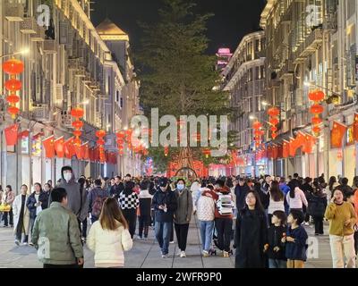Rote Laternen und Lichter schaffen eine festliche Atmosphäre in Xiamen City, südöstlicher chinesischer Provinz Fujian, 29. Januar 2024. Stockfoto