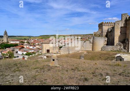 Ampudia vom Burghügel aus gesehen mit unterirdischen Kellerlüftungs-Schornsteinen. Tierra de Campos, Provinz Palencia, Castilla y Leon, Spanien. Stockfoto