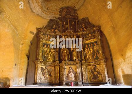 Santos Justo y Pastor Einsiedelei ist eine Höhlenkirche aus dem 9. Jahrhundert. Olleros de Pisuerga, Provinz Palencia, Castilla y Leon, Spanien. Stockfoto