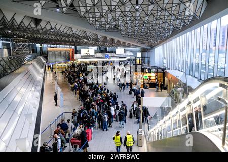 Frankfurt die Gewerkschaft Verdi hat bundesweit zu einem eintaegigen Streik im Luftsicherheitsbereich aufgerufen, Frankfurt am Main, 01.02.2024 Reisende warten am Flughafen Frankfurt, die Gewerkschaft Verdi hat bundesweit zu einem eintaegigen Streik im Luftsicherheitsbereich aufgerufen, Frankfurt am Main, 01.02.2024 *** Frankfurt die Verdi union hat zu einem bundesweiten eintägigen Streik im Bereich der Luftsicherheit aufgerufen, Frankfurt am Main, 01 02 2024 Reisende, die am Frankfurter Flughafen warten, die Verdi union hat zu einem bundesweiten eintägigen Streik im Bereich der Luftsicherheit aufgerufen, Frankfurt am M Stockfoto