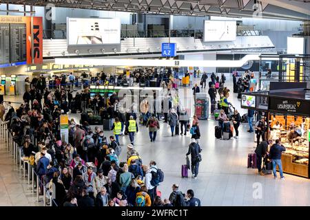 Frankfurt die Gewerkschaft Verdi hat bundesweit zu einem eintaegigen Streik im Luftsicherheitsbereich aufgerufen, Frankfurt am Main, 01.02.2024 Reisende warten am Flughafen Frankfurt, die Gewerkschaft Verdi hat bundesweit zu einem eintaegigen Streik im Luftsicherheitsbereich aufgerufen, Frankfurt am Main, 01.02.2024 *** Frankfurt die Verdi union hat zu einem bundesweiten eintägigen Streik im Bereich der Luftsicherheit aufgerufen, Frankfurt am Main, 01 02 2024 Reisende, die am Frankfurter Flughafen warten, die Verdi union hat zu einem bundesweiten eintägigen Streik im Bereich der Luftsicherheit aufgerufen, Frankfurt am M Stockfoto