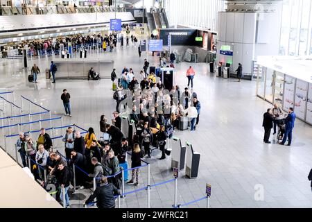 Frankfurt die Gewerkschaft Verdi hat bundesweit zu einem eintaegigen Streik im Luftsicherheitsbereich aufgerufen, Frankfurt am Main, 01.02.2024 Reisende warten am Flughafen Frankfurt, die Gewerkschaft Verdi hat bundesweit zu einem eintaegigen Streik im Luftsicherheitsbereich aufgerufen, Frankfurt am Main, 01.02.2024 *** Frankfurt die Verdi union hat zu einem bundesweiten eintägigen Streik im Bereich der Luftsicherheit aufgerufen, Frankfurt am Main, 01 02 2024 Reisende, die am Frankfurter Flughafen warten, die Verdi union hat zu einem bundesweiten eintägigen Streik im Bereich der Luftsicherheit aufgerufen, Frankfurt am M Stockfoto