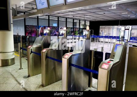 Frankfurt die Gewerkschaft Verdi hat bundesweit zu einem eintaegigen Streik im Luftsicherheitsbereich aufgerufen, Frankfurt am Main, 01.02.2024 der Zugang zur Sicherheitskontrolle ist geschlossen. Die Gewerkschaft Verdi hat bundesweit zu einem eintaegigen Streik im Luftsicherheitsbereich aufgerufen, Frankfurt am Main, 01.02.2024 *** Frankfurt die gewerkschaft Verdi hat bundesweit zu einem eintaegigen Streik im Luftsicherheitsbereich aufgerufen, Frankfurt am Main, 01 02 2024 Zugang zu den Sicherheitskontrollstellen ist geschlossen die gewerkschaft Verdi hat einen landesweiten eintägigen Streik in der Luftsicherheitssekte ausgerufen Stockfoto