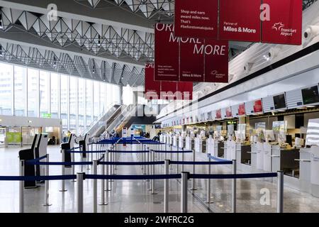 Frankfurt die Gewerkschaft Verdi hat bundesweit zu einem eintaegigen Streik im Luftsicherheitsbereich aufgerufen, Frankfurt am Main, 01.02.2024 Geschlossener Schalter am Flughafen Frankfurt, die Gewerkschaft Verdi hat bundesweit zu einem eintaegigen Streik im Luftsicherheitsbereich aufgerufen, Frankfurt am Main, 01.02.2024 *** Frankfurt die Gewerkschaft Verdi hat zu einem bundesweiten eintägigen Streik im Bereich der Luftsicherheit aufgerufen, Frankfurt am Main, 01 02 2024 Closed Counter am Frankfurter Flughafen, die gewerkschaft Verdi hat zu einem bundesweiten eintägigen Streik im Bereich der Luftsicherheit aufgerufen Stockfoto