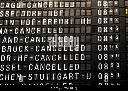 Frankfurt die Gewerkschaft Verdi hat bundesweit zu einem eintaegigen Streik im Luftsicherheitsbereich aufgerufen, Frankfurt am Main, 01.02.2024 auf einer Anzeigetafel werden fluege angezeigt, die Gecancelt sind. Die Gewerkschaft Verdi hat bundesweit zu einem eintaegigen Streik im Luftsicherheitsbereich aufgerufen, Frankfurt am Main, 01.02.2024 *** Frankfurt die gewerkschaft Verdi hat bundesweit zu einem eintaegigen Streik im Luftsicherheitsbereich aufgerufen, Frankfurt am Main, Frankfurt am Main, 01 02 2024 Flüge, die storniert wurden, werden auf einer Anzeigetafel angezeigt die gewerkschaft Verdi hat eine eintägige Stockfoto