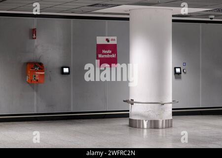 Frankfurt die Gewerkschaft Verdi hat bundesweit zu einem eintaegigen Streik im Luftsicherheitsbereich aufgerufen, Frankfurt am Main, 01.02.2024 ein Plakat mit der Aufschrift heute Warnstreik die Gewerkschaft Verdi hat bundesweit zu einem eintaegigen Streik im Luftsicherheitsbereich aufgerufen, Frankfurt am Main, 01.02.2024 *** Frankfurt die Gewerkschaft Verdi hat bundesweit zu einem eintägigen Streik im Bereich der Luftsicherheit aufgerufen, Frankfurt am Main, 01 02 2024 Ein Poster mit der Aufschrift heute Warnstreik die gewerkschaft Verdi hat zu einem eintägigen Streik im Bereich der Luftsicherheit aufgerufen Stockfoto