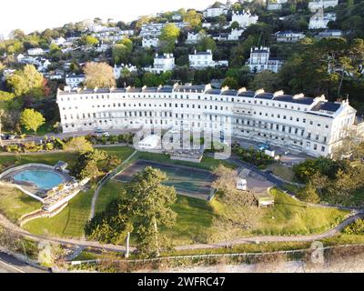 Ein Luftbild von Hesketh Crescent in Torquay, während er über den Meadfoot Beach blickt. Stockfoto