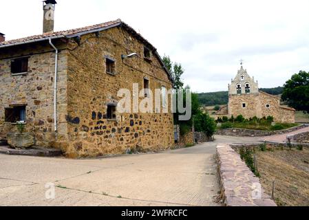 Verdeña, Stadt und Kirche. Montaña Palentina, La Pernia, Provinz Palencia, Castilla y Leon, Spanien. Stockfoto