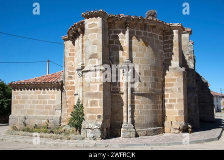 Villavega de Aguilar, Kirche San Juan Bautista, romanisch 12.-13. Jahrhundert. Gemeinde Aguilar de Campoo, Montaña Palentina, Provinz Palencia, CA Stockfoto