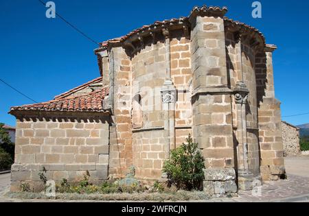 Villavega de Aguilar, Kirche San Juan Bautista, romanisch 12.-13. Jahrhundert. Gemeinde Aguilar de Campoo, Montaña Palentina, Provinz Palencia, CA Stockfoto