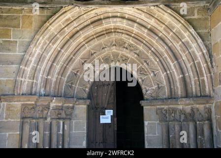 Villavega de Aguilar, Kirche San Juan Bautista, romanisch 12.-13. Jahrhundert. Tür. Gemeinde Aguilar de Campoo, Montaña Palentina, Palencia Provin Stockfoto