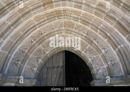 Villavega de Aguilar, Kirche San Juan Bautista, romanisch 12.-13. Jahrhundert. Tür. Gemeinde Aguilar de Campoo, Montaña Palentina, Palencia Provin Stockfoto