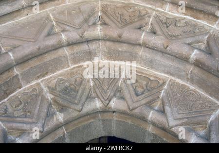 Villavega de Aguilar, Kirche San Juan Bautista, romanisch 12.-13. Jahrhundert. Tür. Gemeinde Aguilar de Campoo, Montaña Palentina, Palencia Provin Stockfoto