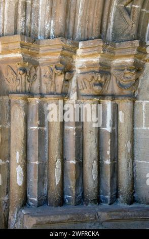 Villavega de Aguilar, Kirche San Juan Bautista, romanisch 12.-13. Jahrhundert. Tür. Gemeinde Aguilar de Campoo, Montaña Palentina, Palencia Provin Stockfoto